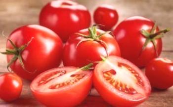 Quais vitaminas são encontradas no tomate e como elas são úteis?